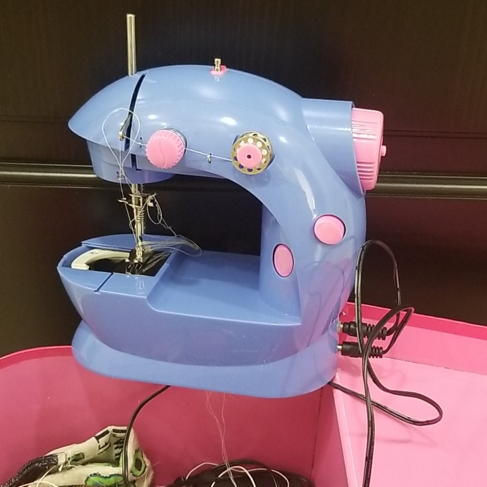 Kids Sewing Machine - Picture 2 of 10